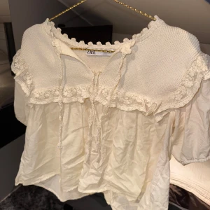 Fin volang blus med söta detaljer  - Jag säljer nu en elegant och stilren blus från Zara 🥰 Som är perfekt för både vardag och fest 😍🎉med sin klassiska passform och sina fina diskreta ditaljer💞😊 Enkel att matcha med både jeans och kjol❤️‍🔥 Säljer den på grund av att den inte används längre ❣️😊😊