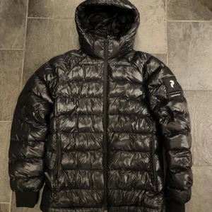 Peak Performance tomic jacka -  Peak Performance tomic jacka i mycket bra skick. Storlek 170 men passar s också 