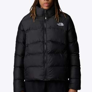 Säljer en svart dunjacka från The North Face i mycket bra skick. Jackan har en dragkedja framtill och är perfekt för kalla vinterdagar. Köpt från zalando för 1500 när den var på rea, men säljer för billigare, eftersom jag råkat beställa i för stor storlek måste Komma av med den. Äkta!