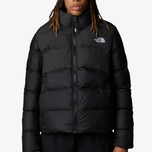 Svart dunjacka från The North Face - Säljer en svart dunjacka från The North Face i mycket bra skick. Jackan har en dragkedja framtill och är perfekt för kalla vinterdagar. Köpt från zalando för 1500 när den var på rea, men säljer för billigare, eftersom jag råkat beställa i för stor storlek måste Komma av med den. Äkta!