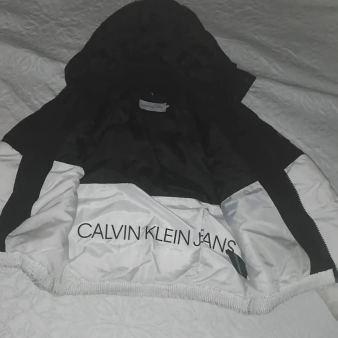 Svart och vit pufferjacka från Calvin Klein - 90