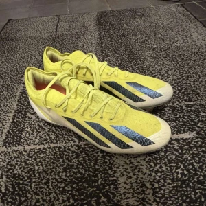 Adidas forbollskor crazy fast - Säljer ett par snygga gula fotbollsskor från Adidas i bra skick. Skorna är knappast använda och säljer skorna för ett schysst pris. 