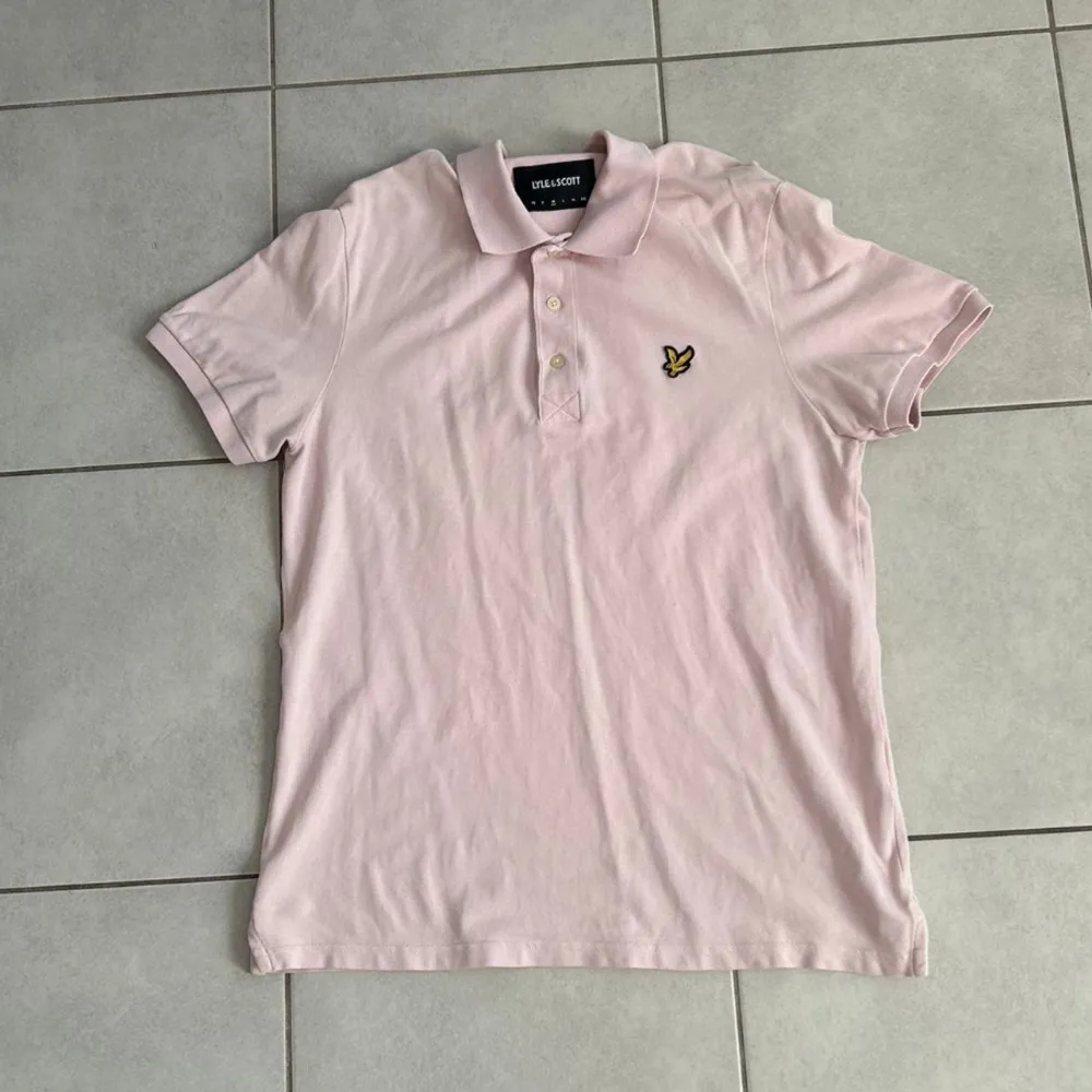 Säljer en ljusrosa pikétröja från Lyle & Scott i bra skick. Typ aldrig använd. Skriv vi intresse osv. T-shirts.