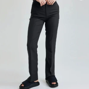 Bikbok kostymbyxor - Säljer mina kostymbyxor ifrån bikbok som jag har bara provat på💕 storlek petite mid waist