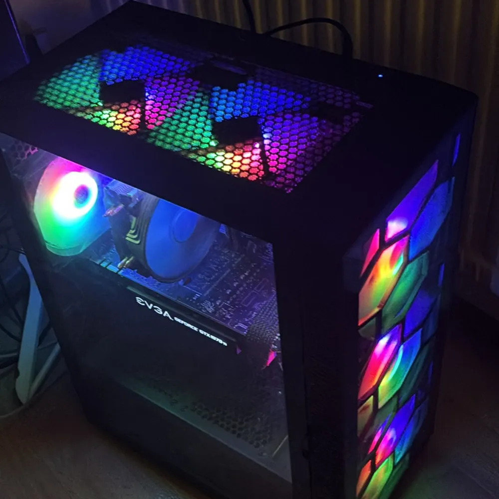 Säljer en kraftfull gamingdator med snygg RGB-belysning. Den har en Intel Core i5-6600K CPU på 3.50 GHz och 16 GB RAM. Perfekt för gaming och krävande program. Chassit har en cool design med fläktar som lyser i olika färger. Perfekt för dig som vill ha både prestanda och stil!. Övrigt.