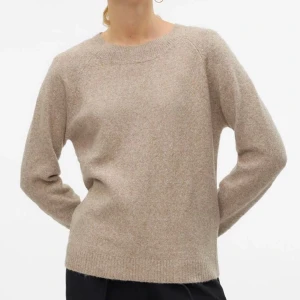 Beige stickad tröja - Intresse koll på denna mysiga beigea stickade tröja i ett klassiskt snitt. Perfekt för kyliga höst- och vinterdagar. Passar lika bra till jeans som till en kjol. Vid intresse, skriv för fler bilder🩷