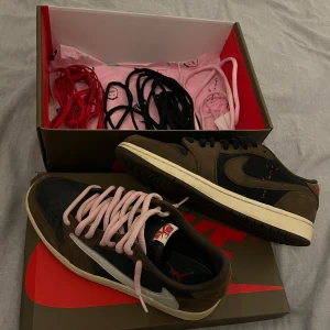 US8.5 / EU 42 AJ1 LOW TRAVIS SCOTT OG - Säljer mina Travis Scott Lows OG för att jag är intresserad av att köpa nya skor. Skorna är i  väldigt fint skick. OG låda och alla skosnören finns med