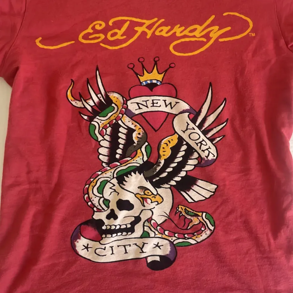 Säljer en skit bra Ed Hardy t-shirt i st S passar också xs bra 💗 skriv för fler bilder eller frågor den är lite urtvättad de ser ändå bra ut i färgen och är i bra skick annars. Köptes på plick för länge sen❤️Pris är inte fast skriv innan du köper med köp nu pliz. T-shirts.