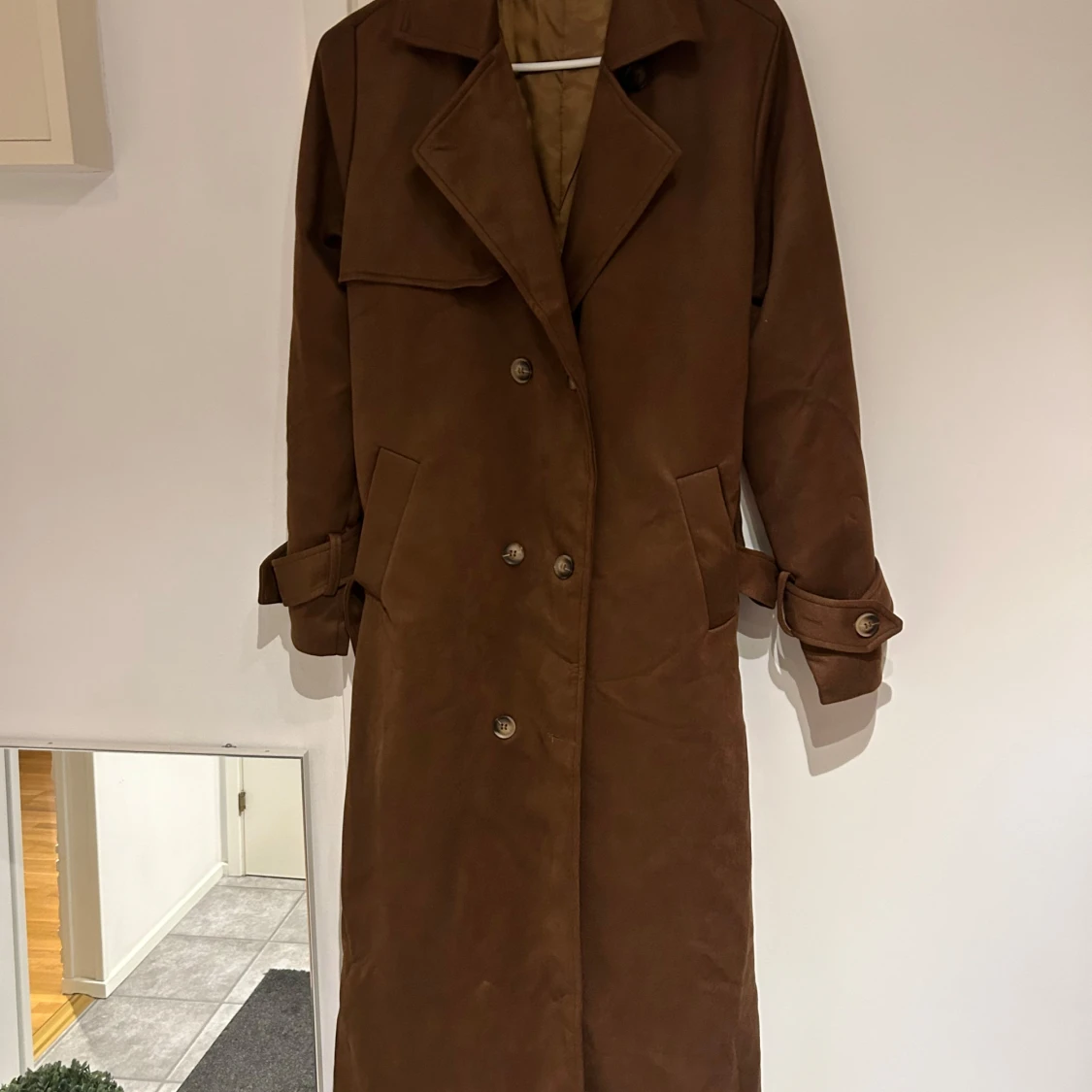 Brun trenchcoat, mocka imitation (faux mocka) - 90
