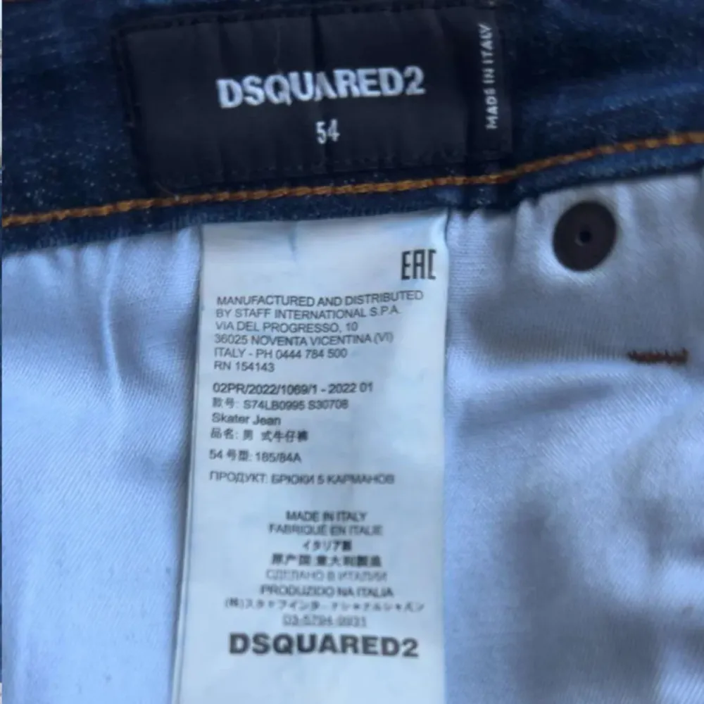 Säljer ett par snygga jeans från Dsquared2 i storlek 54. De är mörkblå med slitna detaljer och en cool tvättad look. Perfekta för en avslappnad stil med en touch av edge. Passar bra till både vardag och fest!. Jeans & Byxor.