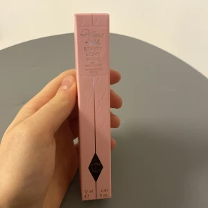 Charlotte Tilbury Beauty Light Wand highlighter - Säljer en Charlotte Tilbury Beauty Light Wand i nyansen Pillow Talk. Det är en jätte fin highlighter. Den är helt ny och testades aldrig, förpackningen är oöppnad. Perfekt för att ge ansiktet en strålande och fräsch look. Lätt att applicera och ger en naturlig glöd.