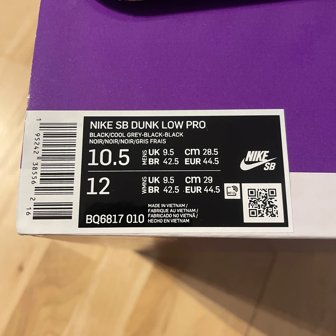 Nike SB Dunk Low Pro i svart och grå - 92