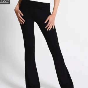 Svarta yoga pants - Säljer ett par snygga svarta yoga pants jätte bekväma och i bra skick