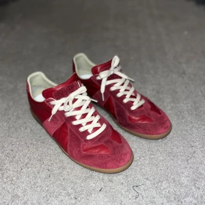 Maison Margiela - Otroligt feta Maison margiella o unik färg. Är i storlek 42, men rekommenderar 43 då de är lite stora. Använda någon gång. Låda kommer med. Kan komma med original snören eller lite tjockare, vad du än tycker är snyggast.