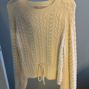 Stickad tröja - Gulli tröja från zara, köpt från sellpy men aldrig kommit till användning. Långa ärmar ✨