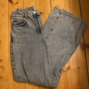 Raka jeans  - Raka jeans från NA-KD i storlek 36. Knappt använda. 