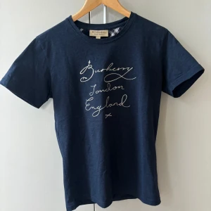 Burberry t-shirt - Fet burberry t-shirt i väldigt bra skick. Säljer pågrund av att den är för liten, L men sitter som M nästan S. Hör av dig vid intresse!