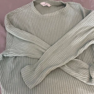 Ljusgrön ribbad tröja från H&M - Fint använt skick. St 158/164. Säljare pga inte använd mycket. Bra passform