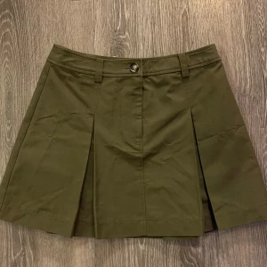 Kort kjol - Kort kjol från hm. Fint skick som ny. Storlek 38 men passar 36 mer. 