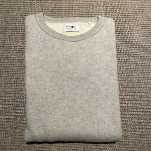 Grå sweatshirt från NN07 - Säljer en stilren och bekväm grå sweatshirt från NN07 i storlek XL. Perfekt för både vardag och avslappnade tillfällen. Tröjan har långa ärmar och en klassisk rund halsringning. Materialet känns mjukt och skönt mot huden. Passar perfekt till höst och vår!