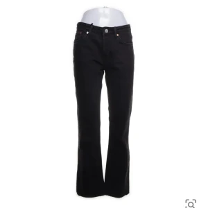 Svarta jeans från Weekday - Säljer ett par snygga svarta jeans från Weekday i modellen Pin Mid Straight. De har en klassisk design med fem fickor och knappgylf. Perfekta för både vardag och fest! 🖤hör av er vid frågor🩷