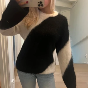 Svart/vit mohair & Other Stories - Mohair tröja från & Other Stories i svart och vitt som inte längre säljs, inga defekter!🤍🖤