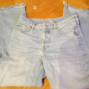 Wide jeans - Wide legged, loose fit. Mid/low waist. Storlek 34, sliten i byxbenet men annars bra skick. Säljer för att jag har tappat intresse. 
