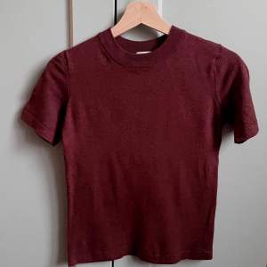 Knit Wool Crewneck Top  Short Sleeve Burgundy Color Slim Fit, Best Fits XS Sunspel Brand