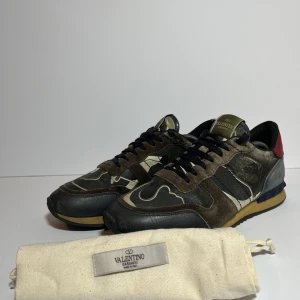 Valentino rockrunner - Säljer nu dessa feta Valentino rockrunners som är perfekta nu på hösten🍁de är i storlek 42,5 Skick är 8/10🔥  Följer med dustbag från Valentino. Pris går att diskuteras.  Hör av er vid minsta fundering😁 