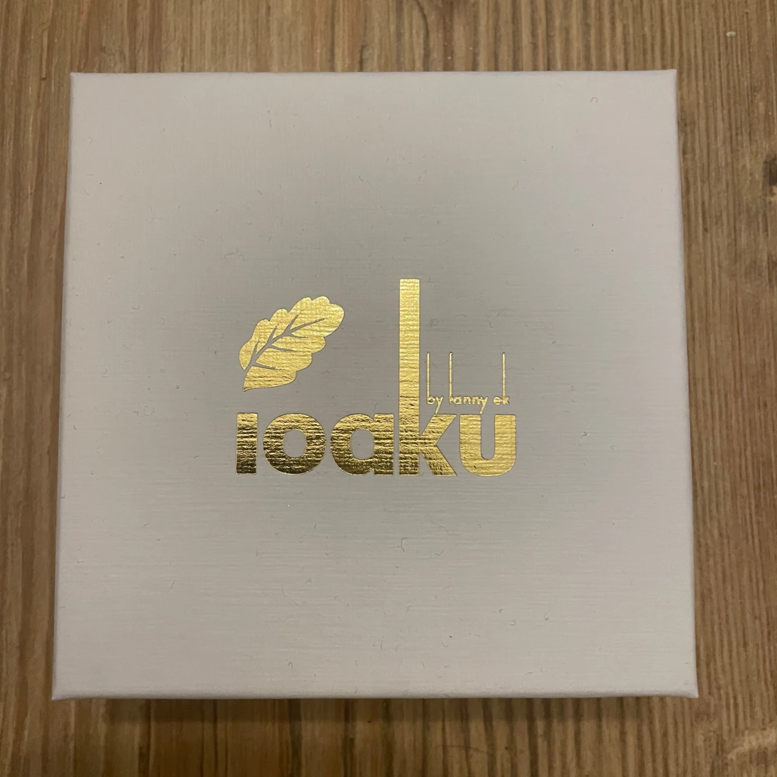 Silverfärgade örhängen från Ioaku