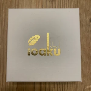 Silverfärgade örhängen från Ioaku - Snygga örhängen från Ioaku med texten 'INHALE' och 'EXHALE'. De är silverfärgade och kommer i förpackning. Dem är endast testade men tyckte inte dem passade på mig, köpte dem för 499kr så tänkte sälja dem för 400kr, kan mötas upp i Stockholm området men även skickas men då står köparen för frakten. Skriv till mig är frågor eller fler bilder!