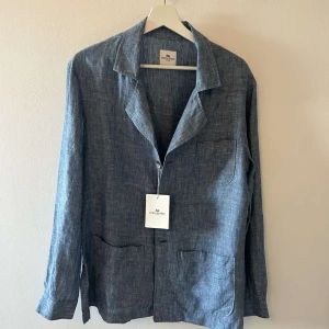 John Henric overshirt - Helt ny John Henric overshirt med knappar, lappar sitter kvar. Dm för ytterligare info 