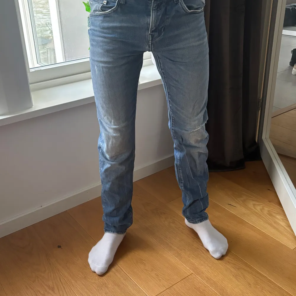 Snygga replay jeans med slitning på knät . Jeans & Byxor.