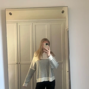 Vit och svart randig tröja - Säljer en superfin vit tröja med svarta ränder. Den är långärmad och har en avslappnad passform, perfekt för både vår och höst. Tröjan är i bra skick och passar till det mesta i garderoben. Perfekt för en casual look! 🖤🤍i storlek M men passar S också!!