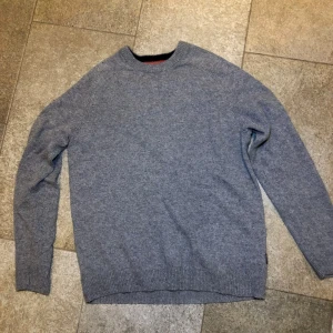 Grå tröja - Säljer nu en grå sweatshirt i strl M för endast 150kr🤩