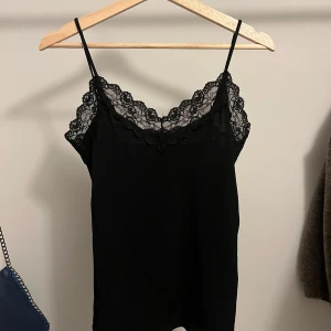 Svart linne med spetsdetaljer från Object - Snyggt svart linne från Object med  spetsdetaljer. Perfekt för både vardag och fest💗