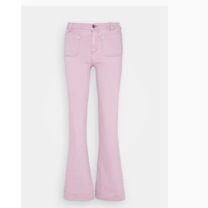 Rosa bootcut byxor - Säljer ett par snygga rosa bootcut byxor i mycket bra skick. De är lågmidjande och har en skön passform som sitter perfekt. Perfekta för både vardag och fest! 💖det är i nyskick har endast användts 1 gång! Ursprungliga priset är 900kr! Kom privat för alla möjliga frågor💓
