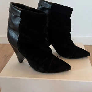 Isabel marants stövlar - Stövlar i jättefint skick, allt på bilderna medföljer! Endast lite skadade längst ner på klackarna! Pris kan diskuteras!
