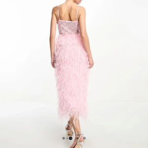 Rosa fjäderklänning med paljetter köpt för 1900kr säljer 600kr  - Superfin rosa klänning med fjädrar och glittriga paljettdetaljer. Perfekt för fest eller bal! ✨ den är helt ny prislapp finns på, pris går o diskuteras