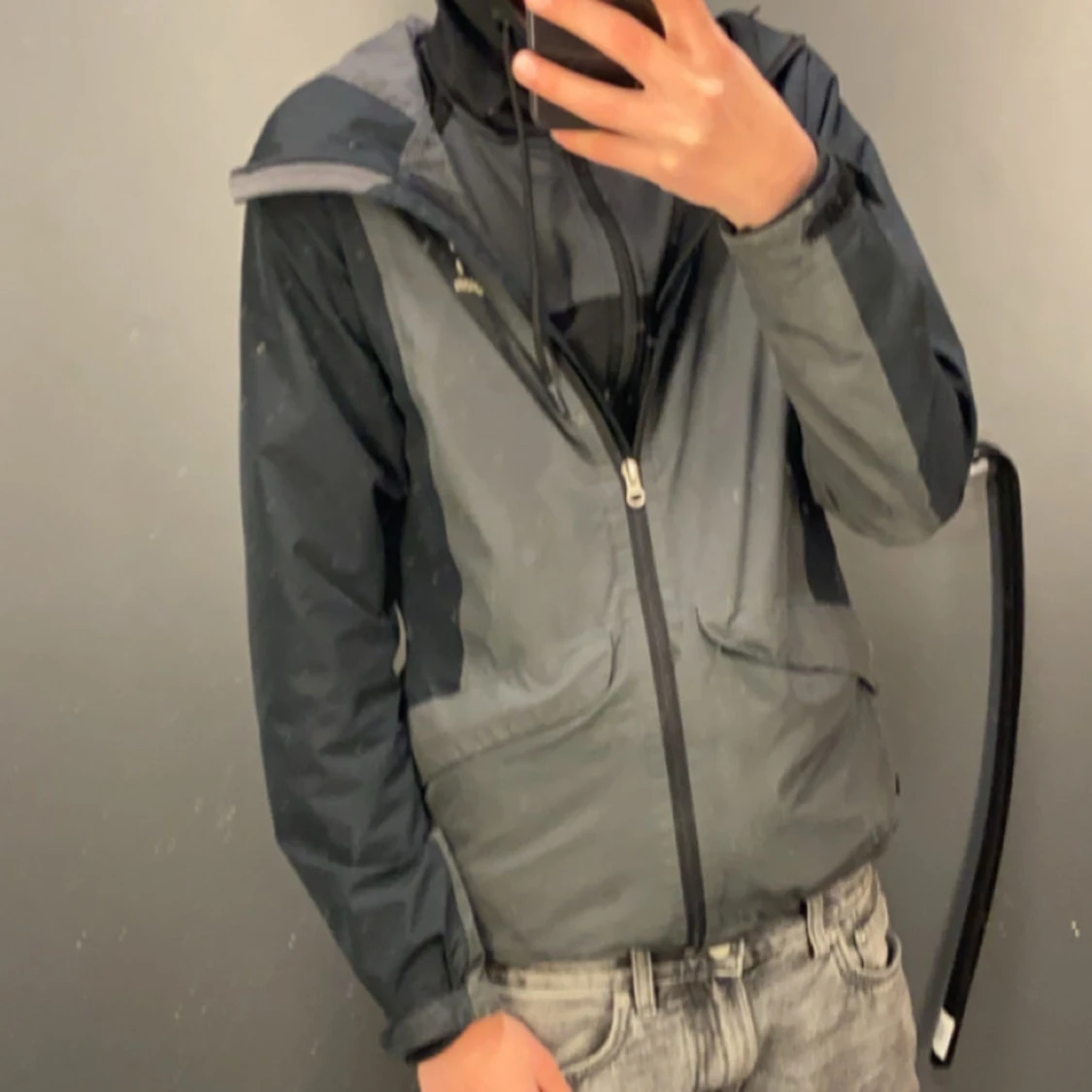 Grå och svart haglöfs