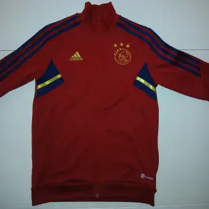 Säljer denna adidas ajax koftan. Den är i mycket bra skick. Priset går att diskuteras.