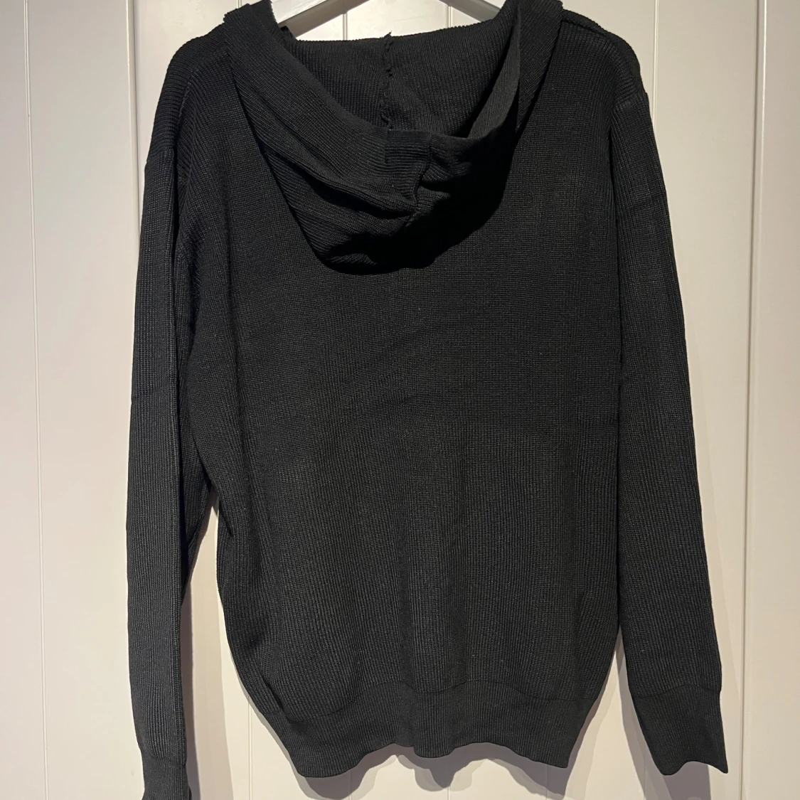 Svart stickad hoodie med dragkedja - 90