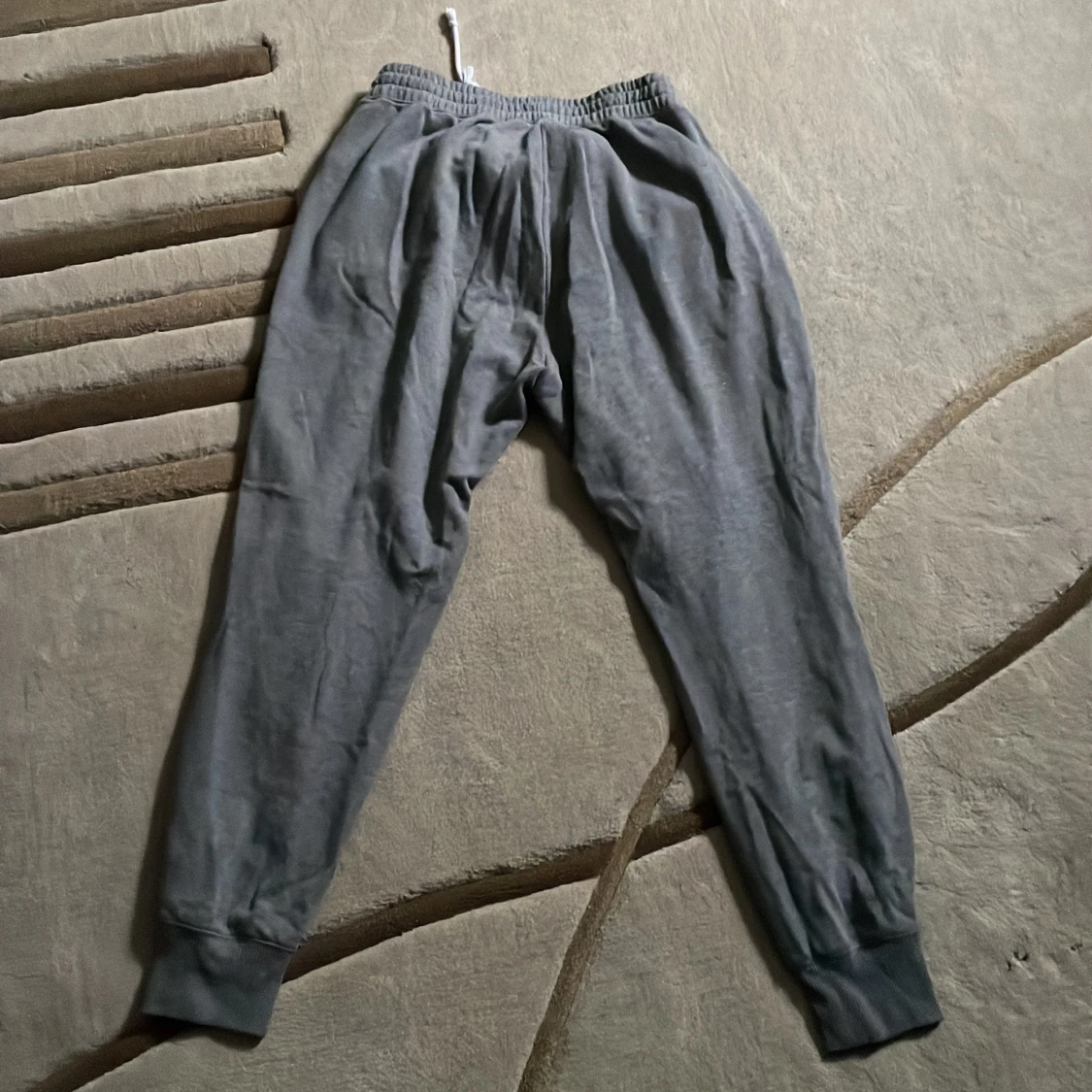 Grå mjukisbyxor från Hollister - 90