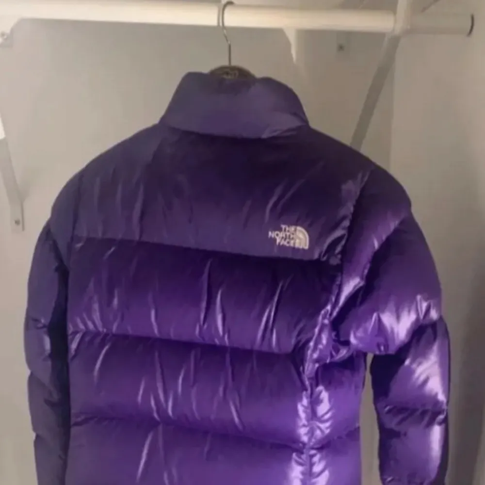 Varm och superfräsch lila 💜 dunjacka från The North Face . Lite använd , så gott som nyskick, inga fläckar , revor , hål osv. Står stl 80 i jackan vilket motsvarar cirka 160/164 , xs, 34-36. Jackor.