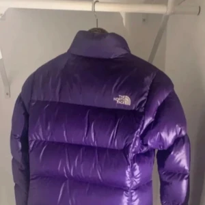 Dunjacka The North Face  - Varm och superfräsch lila 💜 dunjacka från The North Face . Lite använd , så gott som nyskick, inga fläckar , revor , hål osv. Står stl 80 i jackan vilket motsvarar cirka 160/164 , xs, 34-36