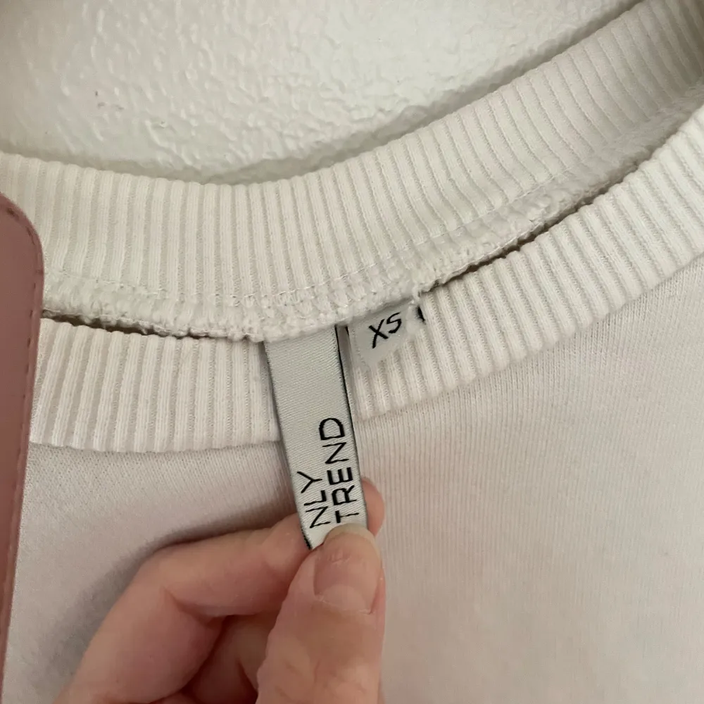 Säljer en vit sweatshirt från Only Trend i storlek XS. Den har trycket 'Boulevard Cali South West 1986' på framsidan. Tröjan är i bra skick och perfekt för en avslappnad stil. Den har långa ärmar och en ribbad krage.. Neuletakit & Villapaidat.