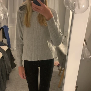 Grå ribbad hoodie - Säljer en supermysig grå ribbad hoodie i bra skick. Perfekt för höst och vinter med sin långa ärmar och bekväma passform. Den är gjord av mjukt material som håller dig varm. Perfekt för en dag i skolan eller mysiga hemmakvällar. Säljer då jag inte använder den ofta🩶