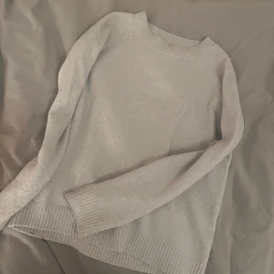 beige stickad tröja vero moda stl s  - stickad tröja från vero moda bra skick men nopprig! den är ljus beige/grå och stl S 💞