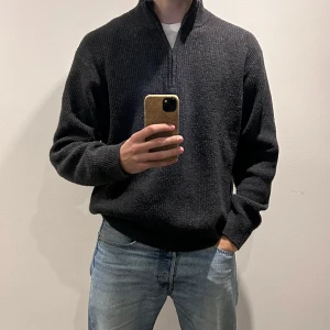 Uniqlo Half-Zip Mörkgrå, Storlek L - Mörkgrå half-zip tröja från Uniqlo i bra skick. Inga defekter eller fläckar då tröjan endast används 3-4 gånger. Tröjan är nytvättad och kommer från ett djur- och rökfritt hem. Tröjan köptes för 499 kr.  Hör gärna av dig om du har några frågor eller funderingar! 