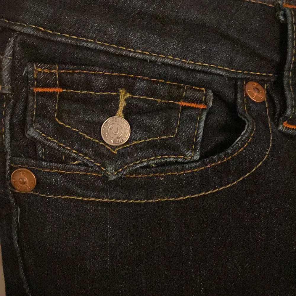 Säljer ett par snygga mörkblå true religon jeans som inte kommer till användning. de är inte jätte stora i strl. Säljer för 650 och fraktar samma dag eller dagen efter. Inga defekter som nya. Är i modell Joey. Tryck gärna på köp nu. Jeans & Byxor.